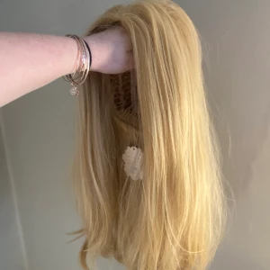 Blond peruk  - lappen är fortfarande kvar på denna dina peruken. aldrig använd. säljer för 199+frakt 💋 ( pris kan diskuteras ) hör av dig vid intresse ❣️