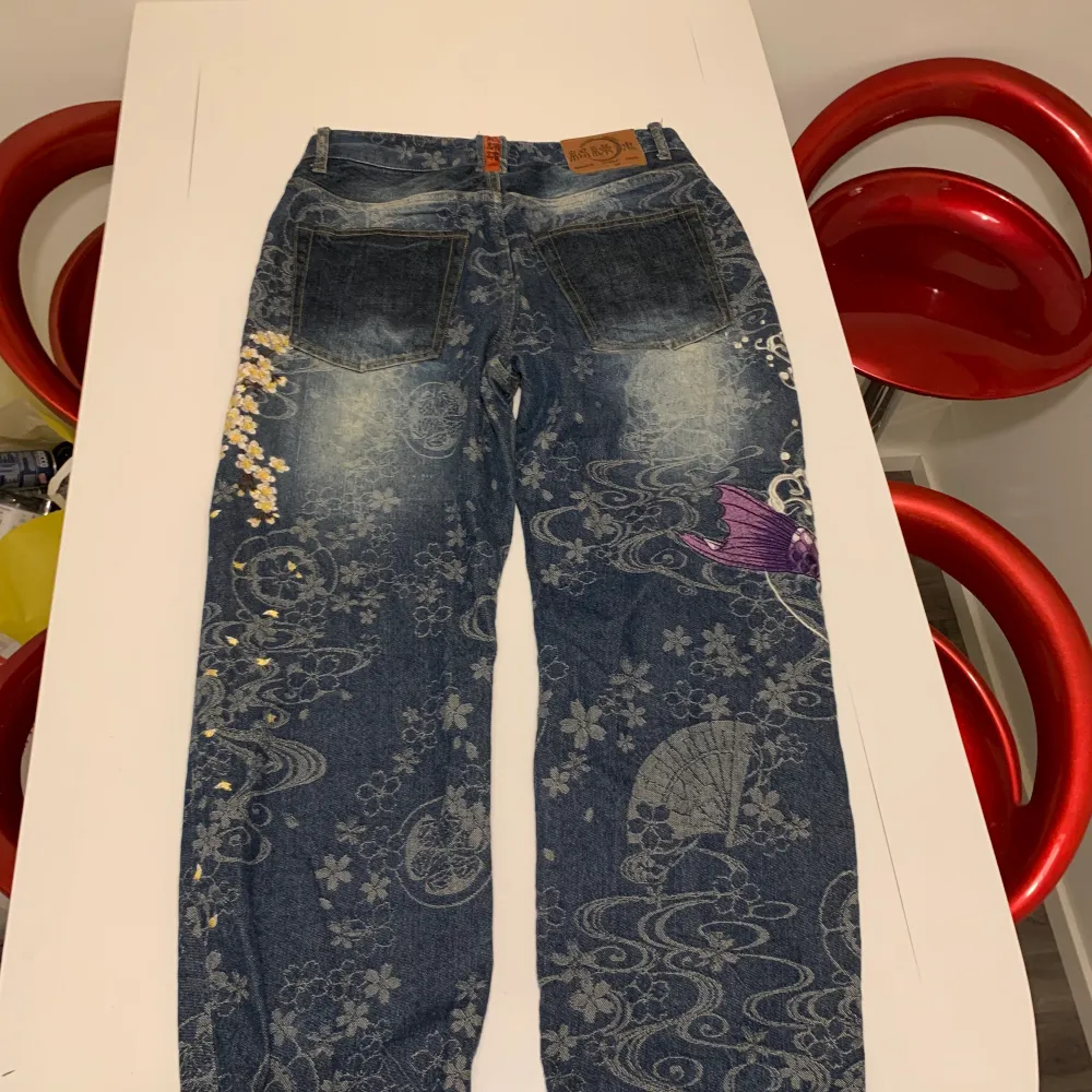Gamla vintage jeans med japansk märke och tema. Storleken är 32x34 Otroligt feta men kommer tyvärr alldeles för sällan till användning:/ inga flaws eller nått sånt på byxorna. Buda i kommentarerna. Jeans & Byxor.