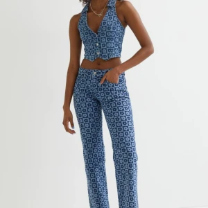 Denim set från H&M - Denim set från h&m som inte kommit till användning. Byxa i storlek 36 (low waist). Väst i storlek 32. Fint skick.