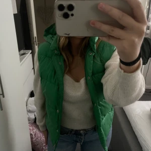 Snygg grön väst  - Säljer denna snygga gröna västen, köpt från secondhand förra året, säljer pga ingen användning. 