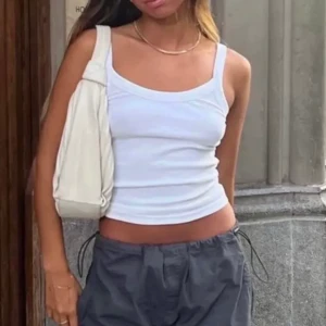 Vitt linne - Säljer detta fina linne som sägs vara storlek s, men enligt mig tycker jag den är större kanske L