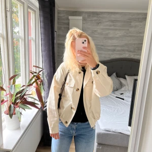 Höstjacka - Säljer denna snygga jacka från Bershka som är perfekt nu inför hösten! Strl M! 💕