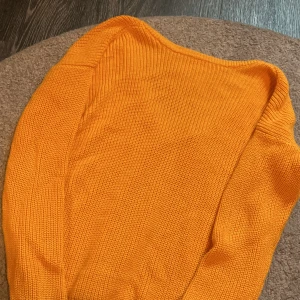 Tröja, v-skuren rygg - Supercool tröja med v skurning i rygggen. Supersnygg färg!! 