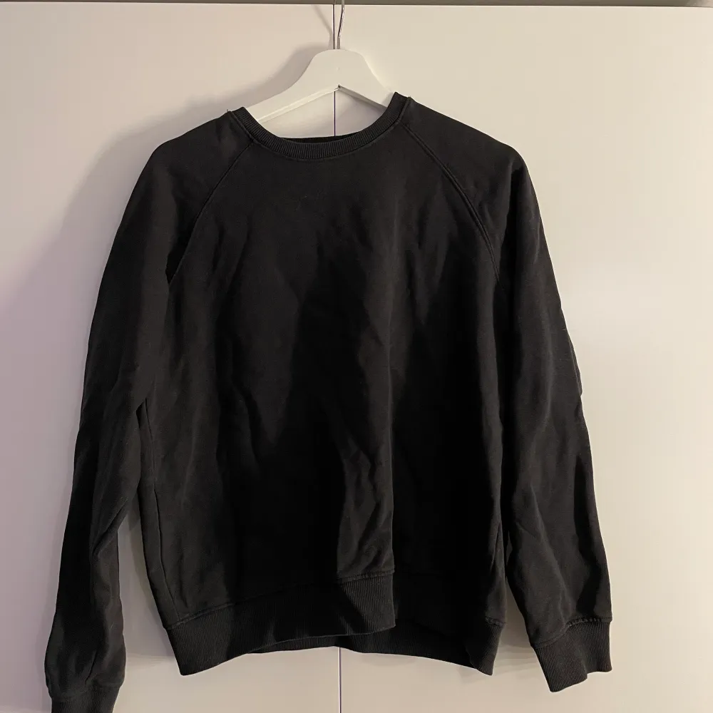 Svart basic sweatshirt från Lager 157, strl S. Fint skick. 40 kr + frakt 66kr (spårbar frakt). Tröjor & Koftor.