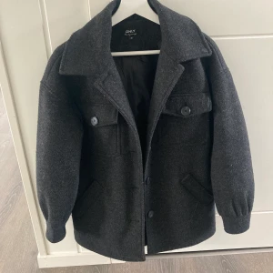 Jacka - Säljer denna fina höstjackan i ett väldigt bra skick från Only/Nelly! Skön fodrad jacka som passar perfekt till hösten/vintern💗💗💗