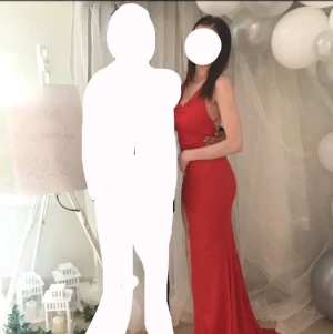 Röd Bal klänning  - Säljer denna bal klänningen, inget fel på den har använts en gång på balen och tror inte att jag kommer använda den igen ❤️ kom privat för mer bilder ❤️är inte ansvarig om något går fel med postnord❤️