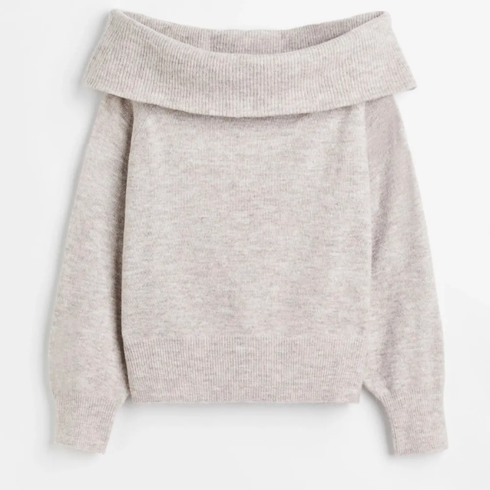 TRYCK INTE PÅ KÖP NU KNAPPEN!! Säljer denna jättefina gråa off shoulder tröja från H&M i strl S. Nästan aldrig använd, köparen står för frakt❤️❤️. Stickat.