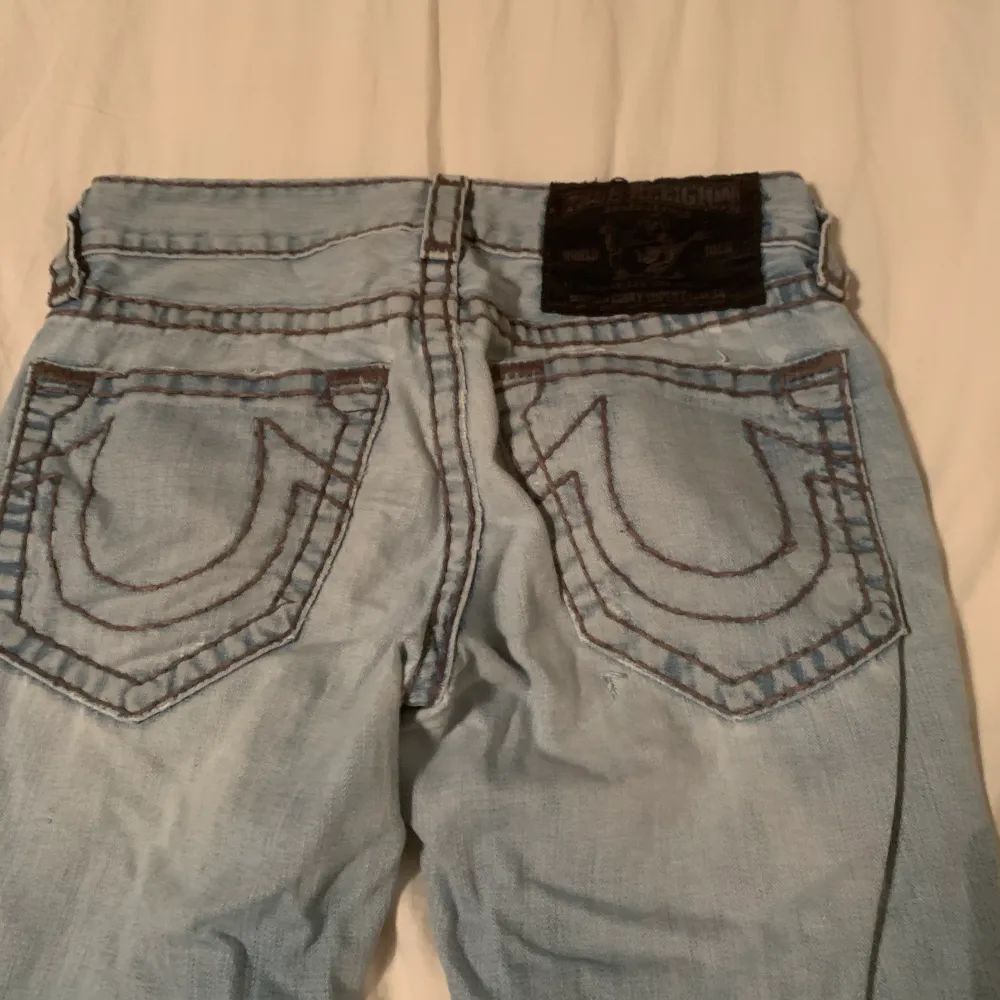 Skit snigga true religion jeans, helt ok skick,, innerbenslängd; 80 midjemått 80. Jeans & Byxor.