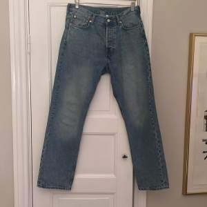 Säljer ett par Weekday Space jeans storlek 32*32 