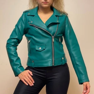 Läder jacka S - Fin grön läder jacka. Den är som ny och jag har använt den bara flera gånger men fins skador på vänster hand (kolla 3 bild) köpte i mango affären.