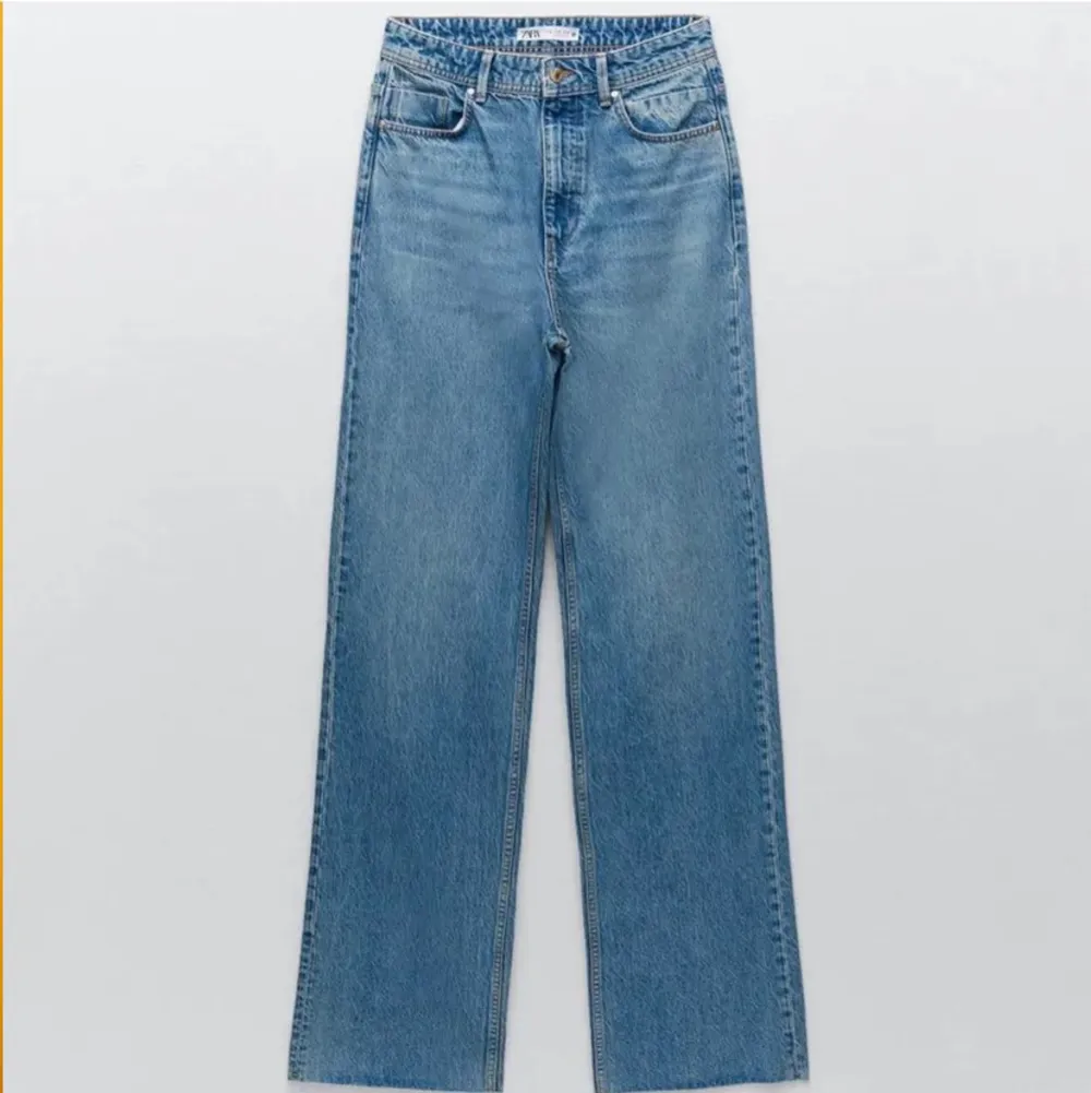 Fina jeans köpta på Zara. ”JEANS Z1975 HIGH RISE FULL LENGTH” Säljer då de inte passar längre, är i jätte fint skick även om de är använda. Frakt kostar 66 kr, eller möt upp mig i Örebro. Skriv om du har frågor! 😊. Jeans & Byxor.
