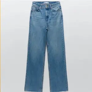 Fina jeans köpta på Zara. ”JEANS Z1975 HIGH RISE FULL LENGTH” Säljer då de inte passar längre, är i jätte fint skick även om de är använda. Frakt kostar 66 kr, eller möt upp mig i Örebro. Skriv om du har frågor! 😊