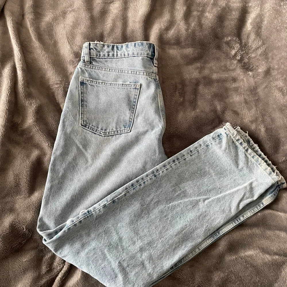 Supersnygga jeans från Zara med hål vid knäna och i jättebra skick! ❤️‍🔥 Nypris: 400, mitt pris: 200 . Jeans & Byxor.