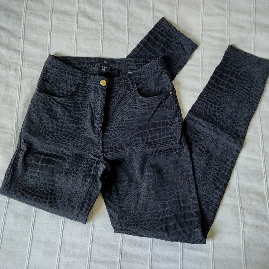 Svarta/mörkgrå högmidjade mjuka mönstrade byxor - snakeskin - storlek 36
