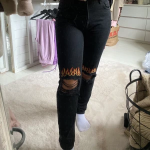 Jeans med eld nakd - Jeans i bra skick, lite för små för mig då det inte är stretch