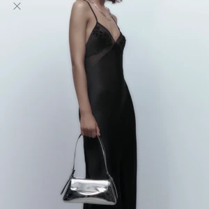 Balklänninging zara - Snygg elegant balklänning/aftonklänning från zara ⭐️  helt oanvänt med lapp kvar Säljer pga råkade beställa två