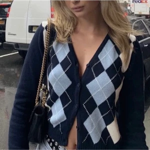 Brandy Melville Argyle Kofta - Säljer min jättesöta kofta från brandy melville för den inte kommer till användning längre. Passar XS-S (onesize) köparen står för frakten på 51kr 💓💓 säljer för 150kr TRYCK INTE PÅ KÖP NU