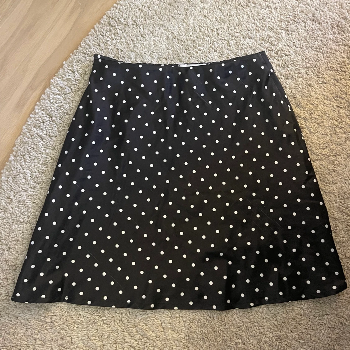 Svart kjol med vita prickar - 90