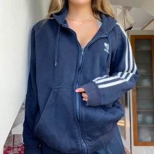 Adidas Hoodie - Säljer min Adidas hoodie. Lite nopprig men annars så skön och varm. Storlek S/M. Köp direkt för 300kr 💗