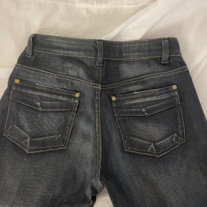Jeans - Säljer dessa jättefina jeans från Hope köpta på secondhand!! Dom är i storlek 27/34 och i fint skick. Fickorna på baksidan är unika och skitsnygga. Dom är straight och mid/ low waist. Jag säljer dom för 129kr+ frakt!!