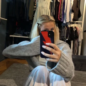 Grå stickad kofta - Så fin grå stickad kofta från kappahl, lite större i storleken Fin krage och större ärmar Använd en gång