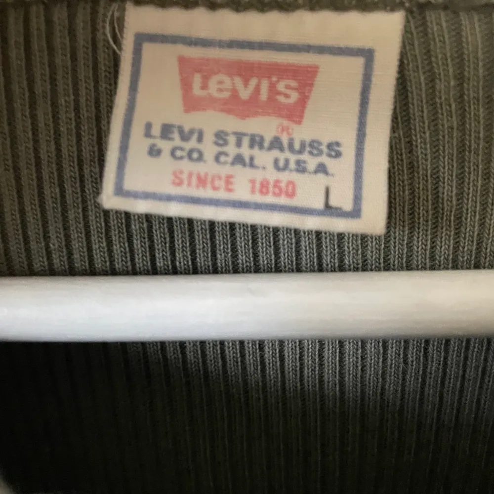 Köpt här på Plick men va inte rätt storlek för mig. Ascool från vintage Levis american slim wear kollektionen. T-shirts.
