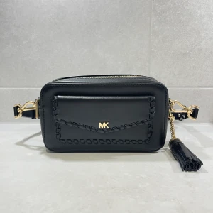 Michael Kors väska  - Jättefin Michael Kors väska o nyskick. Inga spår av användning.   Pris: 1200kr   Jag kan skicka men köparen står för frakten. Jag kan även mötas upp i Malmö. Pris kan diskuteras vid snabb & smidig affär. 