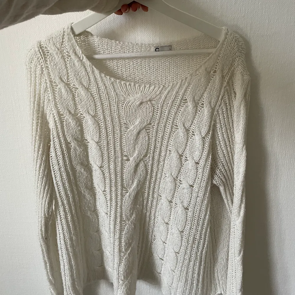 Så fin stickad vit tröja. Perfekt för hösten. Den är storlek L men passar alla storlekar beroende på hur man vill ha den🫶. Stickat.