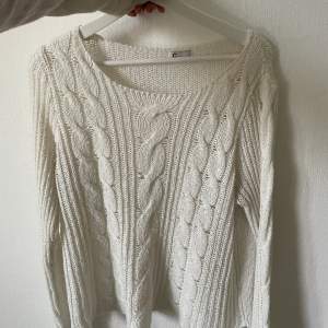 Så fin stickad vit tröja. Perfekt för hösten. Den är storlek L men passar alla storlekar beroende på hur man vill ha den🫶