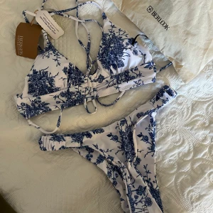 Berlook bikini - Helt ny & oanvänd bikini från Berlook.  Storlek M på både över & underdel. Nypris 799:-