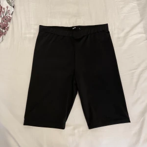 Cykelbyxor  - Cykelbyxor från bikbok i ett glansigt material, väldigt fint skick då de bara är använda 2 gånger ✨fraktas mot betalning eller hämtas upp i Piteå
