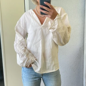 Blus - Blus med specials detaljer på ärmarna! Superskönt och fin 😊 tillkommer frakt 