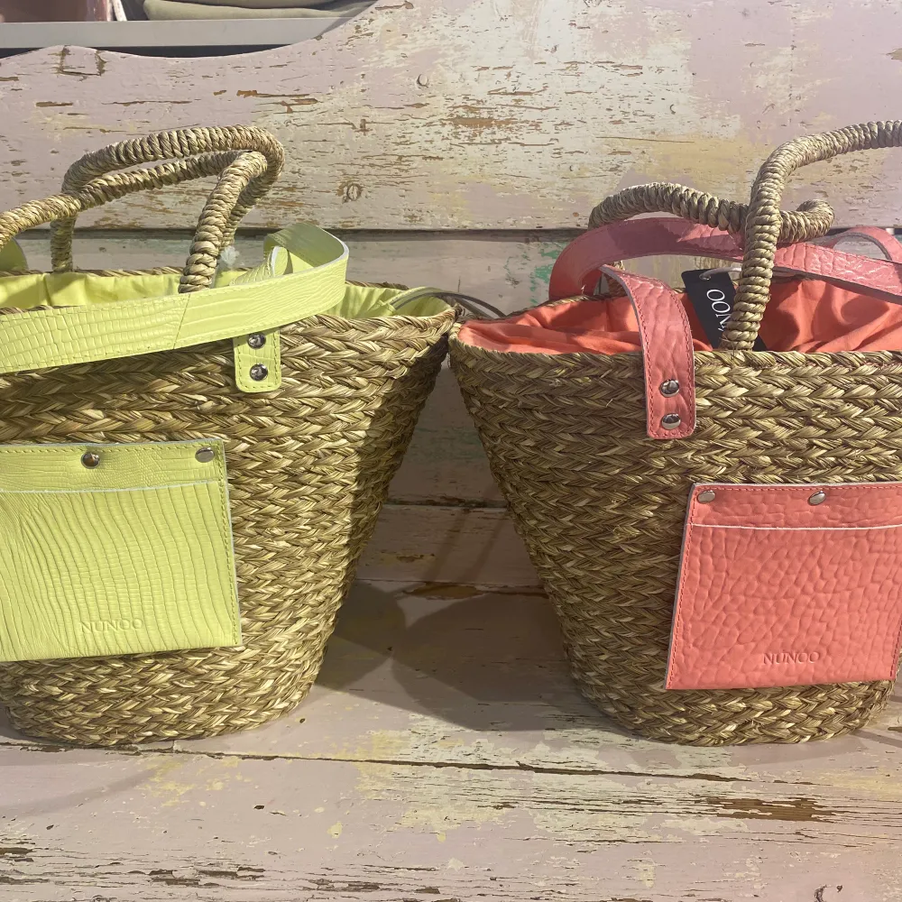 Hejj!! Säljer dessa så fina núnoo väskor, helt nya!!! Både i rosa och gul, nypris 1300!. Väskor.