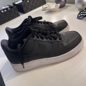 Nike Air Force 1’07 - Säljer mina supersnygga Nike Air Force 1’07 svarta och vita. Inte använda mer än 5 gånger så därav väldigt bra skick, inga defekter alls. Nypris 1100 och köparen står för fraktkostnaden❤️‍🔥❤️‍🔥