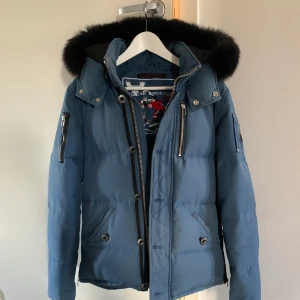 Moose knuckle vinterjacka storlek S - Moose knuckle vinterjacka storlek S, ÄKTA såklart (nypris 13499kr) liten skråma i ryggen cirka 1cm ytterst synligt!
