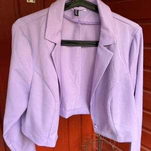 Croppad kavaj - Croppad lila kavaj i mycket bra skick använd fåtal gånger. 42 i storlek men sitter som en 40 eller S/M💜