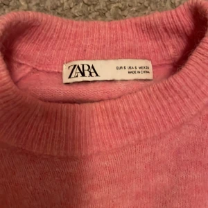 Stickad tröja  - Så fin stickad rosa tröja från zara, tror inte den finns kvar att köpa längre. Storlek S och använd få tal gånger 💗💗