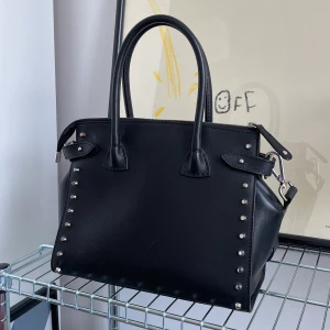 Väska Decadent Copenhagen - Säljer min väska från Decadent Copenhagen , använd ett fåtal gånger men är i väldigt fint skick. Modellen heter ”Grace x-small shopper” och måtten är 28x22x12cm (NYPRIS: 4780kr)