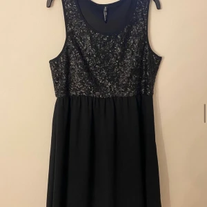 Paljettklänning  - Svart paljettklänning, fint skick, vet inte märke, storlek XS