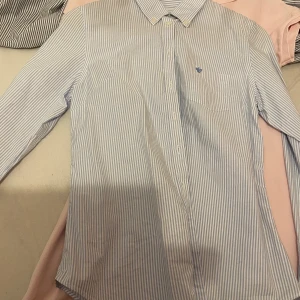 Kläder  - Oöppanvända Calvin Klein jeans storlek 27  500 Morris blus/skjorta storlek 38  100 kronor Ralph lauren klänning storlek xs 100 kronor 