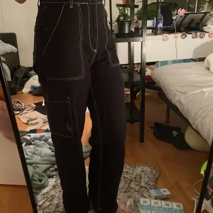 Ett par buggar byxor från min emo fas - Byxorna passade perfekt på mig det är storlek 34 och jag är 170 cm lång, kommer inte sicka dem någon stans så vi får mötas någon dag och byta, tar bara Swish/ Karlstad/ kostade 250kr när jag köpte dem/inga skador/ min rum är inte stökigt rensar bara