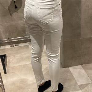 Vita tajta jeans som har legat i garderoben ett par år använd två tre gånger. Storlek 36 Ny pris 200kr Mitt pris 50kr