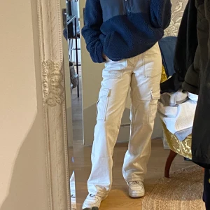 Cargo pants - Ljus beiga cargos som är jätte coola, kommer dock inte till användning!
