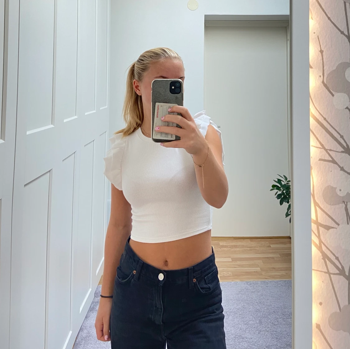 Vit topp med volangärmar - 91