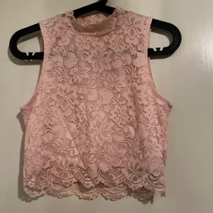 Rosa topp - Rosa blommig topp som var min favorit men som blev för liten på mig. Finns lite smink fläcl på men som inte syns när man har på sig den