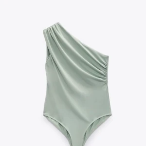 Body / Topp - Säljer en helt ny body från Zara, med prislapp kvar. Nypris 239kr Storlek M