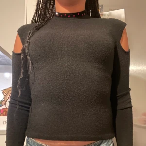 Svart sweater<3 - Svart sweater med röd gems på toppen bra skick och använd sällan<3(priset går och diskutera)