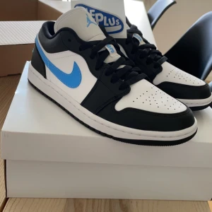 Air Jordan 1 low "Black University Blue White" - Strl:42  Inte använt mer än 2 gånger pga fel storlek. Fint skick och märks knappt att dem är använda. Kvitto och kartong finns.