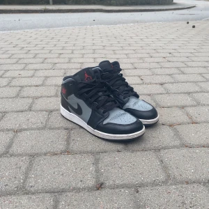 Jordan 1 mid shadow - Jag har haft dom i typ ett halv år men har it använt dom så mycket. Har inga skador bara lite creesade! Skriv dm om pris.