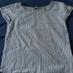 Blå/vit randig tröja - En blå/vit randiga tröja som har blivit för liten för mig.